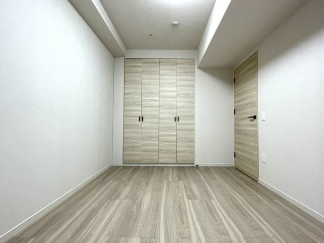 ライオンズタワー新大工町の洋室|LDK横の約6.0帖の洋室を撮影したものです。2つのクローゼット付で主寝室や仕事部屋としてもお使いいただけます。