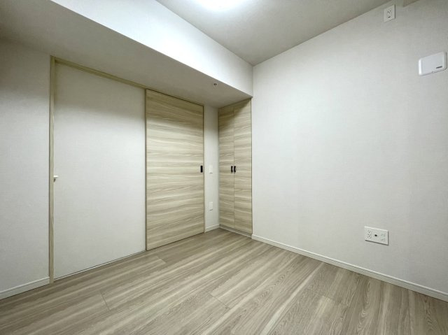 ライオンズタワー新大工町の洋室|約4.0帖の洋室は収納付きでコンパクトな造りです。