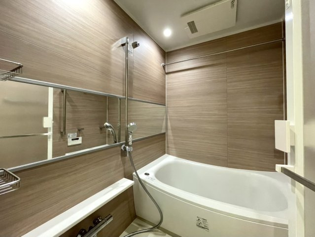 ライオンズタワー新大工町の浴室|1300×1700の浴室です。追い炊き機能付きでいつでも温かく入浴することができます。また、浴室暖房乾燥機付きで冬場のヒートショック対策も可能です。