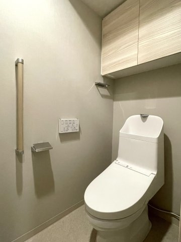 ライオンズタワー新大工町のトイレ|温水洗浄機能付きのお手洗いです。