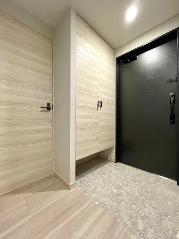 ライオンズタワー新大工町の玄関|玄関タイルは大理石調で格式高く、また、フローリングとの段差も少なくなっており、転倒リスクも軽減されます。