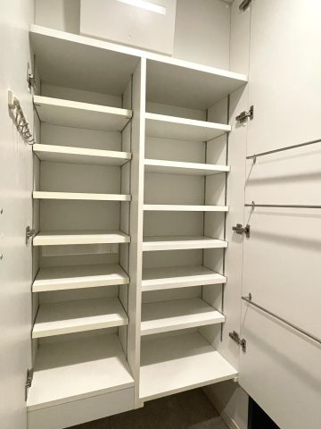 ライオンズタワー新大工町の収納|玄関のシューズボックス内を撮影したものです。棚板は可動式となっており、高さに合わせて変更が可能です。