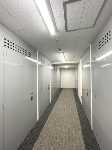 ライオンズタワー新大工町のその他共用部分|各フロアに戸別のトランクルームが設置されております。