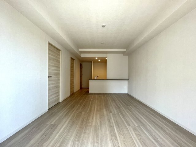 ライオンズタワー新大工町の居間・リビング|約16.0帖のLDK空間は奥行きがあり、コンパクトながらゆとりある空間となっております。