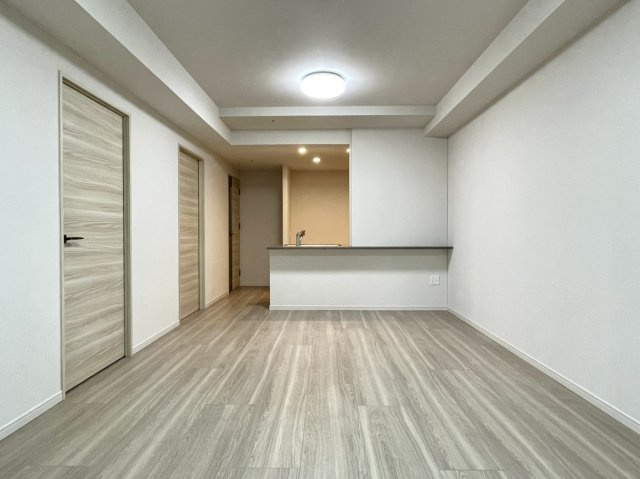 ライオンズタワー新大工町の居間・リビング|約16.0帖のLDK空間は奥行きがあり、コンパクトながらゆとりある空間となっております。