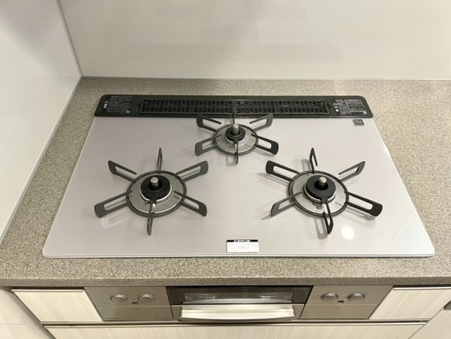 ライオンズタワー新大工町の設備|ガラストップのため一般的なガスコンロと比較し、凹凸が少なくお手入れしやすい製品です。