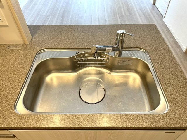 ライオンズタワー新大工町の設備|広々としたシンクで家事のストレスも軽減されます。