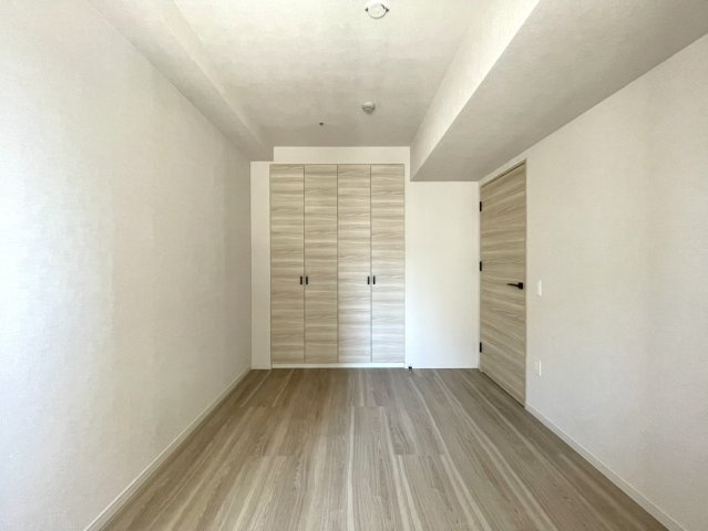 ライオンズタワー新大工町の洋室|LDK横の約6.0帖の洋室を撮影したものです。2つのクローゼット付で主寝室や仕事部屋としてもお使いいただけます。