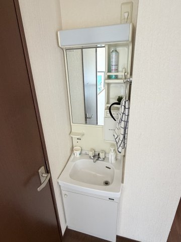 寿白瀬渕　中古住宅の独立洗面台|2階