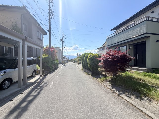 寿白瀬渕　中古住宅の前面道路含む現地写真