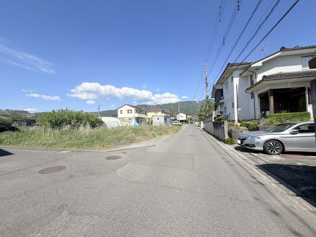 寿白瀬渕　中古住宅の前面道路含む現地写真
