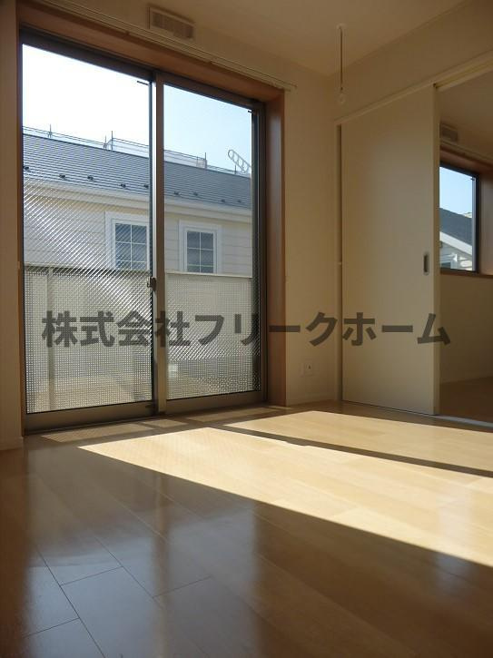 武蔵野市吉祥寺本町４丁目のアパートの居間・リビング