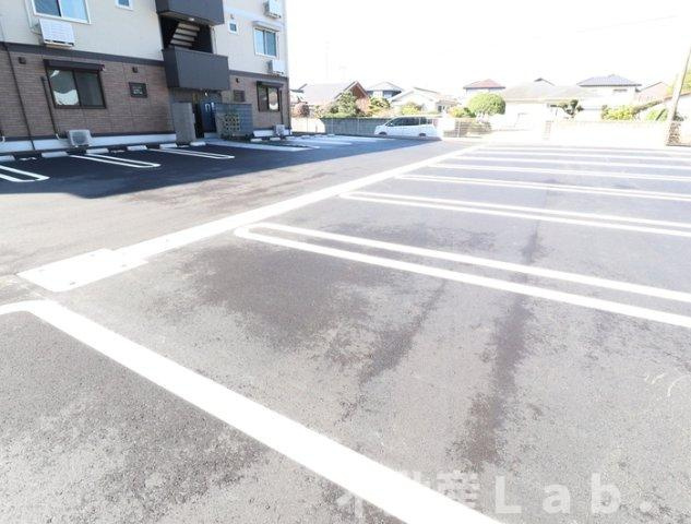 アベニール新八代の駐車場