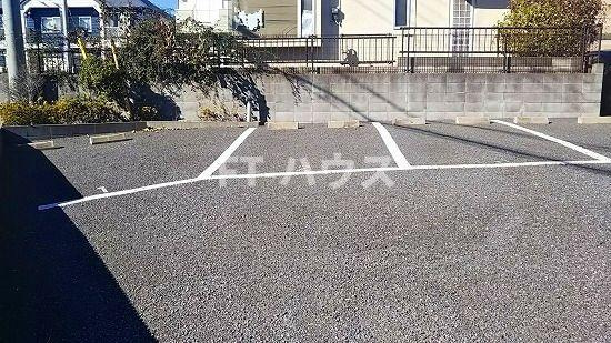 レオパレスフラワーガーデンⅠの駐車場