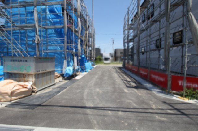 大そねⅥ　1号棟　新築戸建（全5区画）の前面道路含む現地写真|西側　幅　5.07ｍ　南側　5.0m
