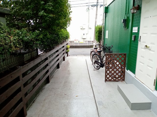 川崎市多摩区登戸のアパートのエントランス