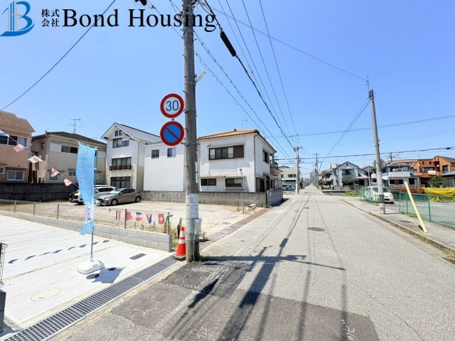 安心の耐震性を確保　王塚台9期　4号棟の前面道路含む現地写真