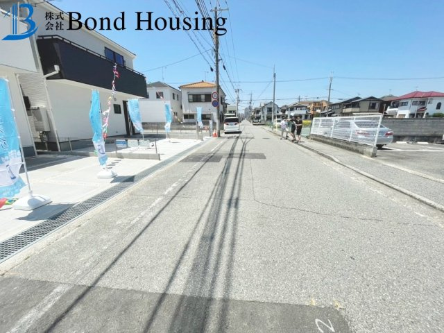 お車並列2台駐車可　王塚台9期　2号棟の前面道路含む現地写真