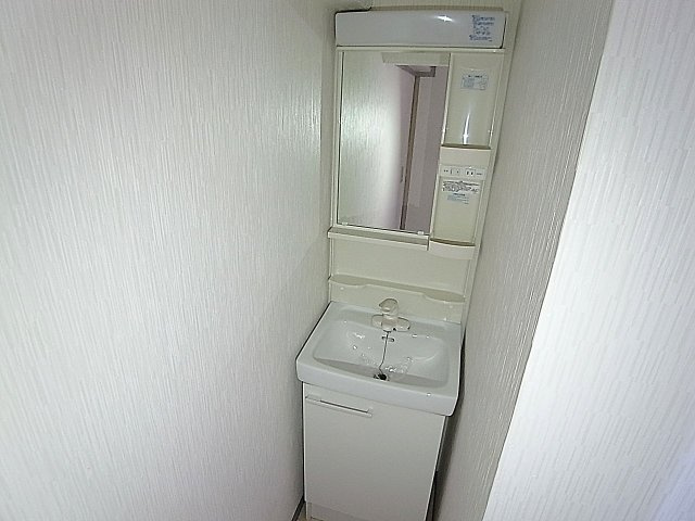 神戸市兵庫区菊水町１０丁目の賃貸マンションの洗面所|独立洗面台、広めの脱衣所