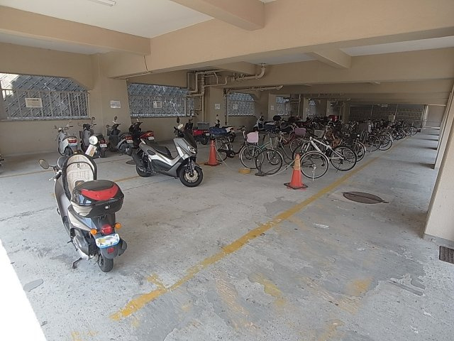 神戸市兵庫区菊水町１０丁目の賃貸マンションのその他共用部分|広々したバイク置場、駐輪場