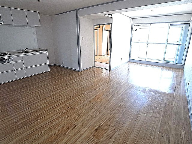 神戸市兵庫区菊水町１０丁目の賃貸マンションの居間・リビング|広々した明るいリビングスペース