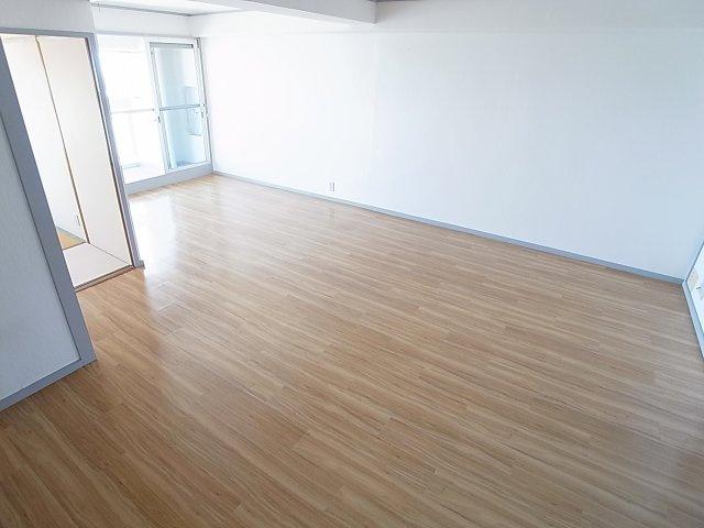神戸市兵庫区菊水町１０丁目の賃貸マンションの居間・リビング|開放感の有るリビング