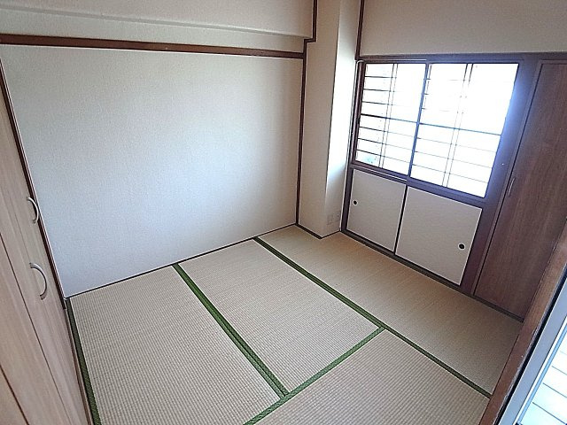 神戸市兵庫区菊水町１０丁目の賃貸マンションの内装|4.5帖の和室、どのお部屋も綺麗に改装済みです