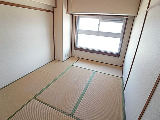 神戸市兵庫区菊水町１０丁目の賃貸マンションの和室|日当たりの良い６帖の和室