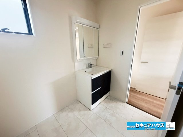 【今からご案内可能】東海市養父町八王子　全5棟の独立洗面台|【洗面台】
◆鏡の裏にはたっぷりと収納スペースを標準装備！
◆電源を付属しているのでドライヤーなど利用できます。