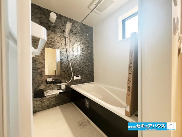 【今からご案内可能】東海市養父町八王子　全5棟の浴室|【浴室】
◆アクセントパネルで落ち着きのある雰囲気を演出します。毎日の疲れを癒やすバスタイムをお楽しみ下さい！
◆窓付きで、カビの繁殖を抑える効果があります。