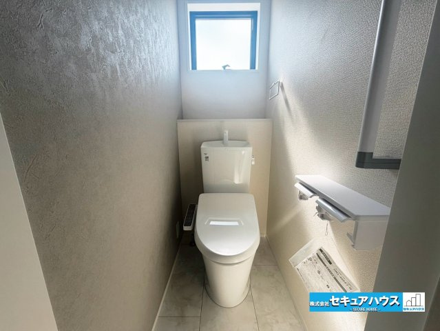 【今からご案内可能】東海市養父町八王子　全5棟のトイレ|【高機能トイレ】
◆高機能トイレの多くは便器のフタの開閉が自動であり、使用後に手動で水を流す面倒もなく非常に便利です。スタイリッシュな見た目で、お掃除しやすく、節水効果が高いです。
