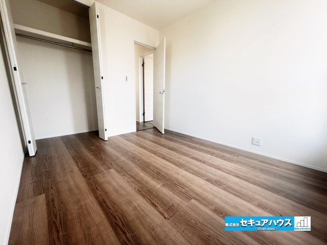 【今からご案内可能】東海市養父町八王子　全5棟の洋室|【洋室】
◆広々とした居住空間は日々の暮らしを彩り、心のやすらぎと満足感を与えてくれます。通風と採光を考慮した設計は子供たちはのびのび育ち、家族でくつろぎと団らんを生み出します。