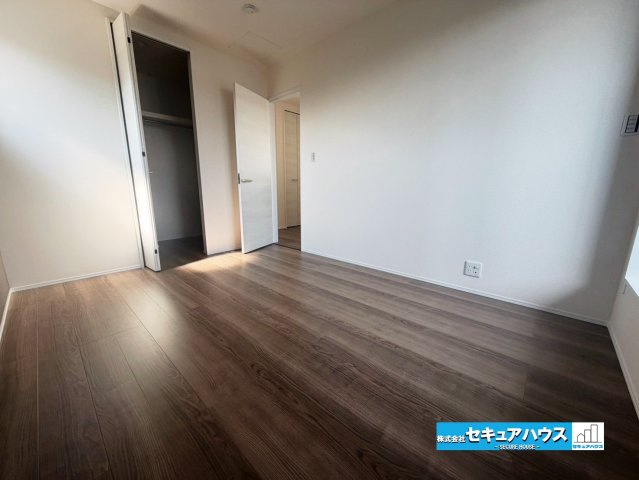 【今からご案内可能】東海市養父町八王子　全5棟の洋室|【洋室】
◆家族一人ひとりの大切なプライベート空間。趣味に合わせて使って頂けるようシンプルに仕上げてあります。暮らし心地を大きく左右する収納を、適材適所に配置し使い勝手を考慮しました。　