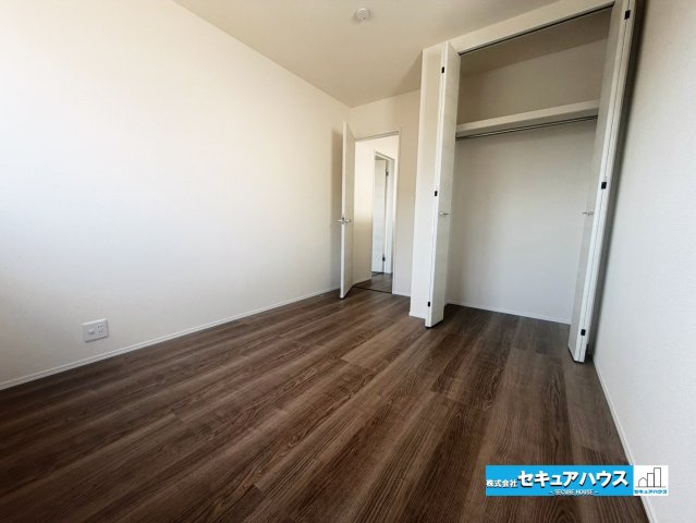 【今からご案内可能】東海市養父町八王子　全5棟の洋室|【洋室】
♦大容量のクローゼットを備えた洋室。
お荷物が多い方や、お部屋を広くすっきり使いたい方におすすめです。