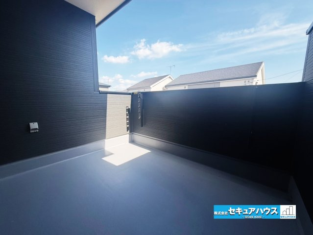 【今からご案内可能】東海市養父町八王子　全5棟のバルコニー|【バルコニー】
◆見晴らしもよく、太陽の温かな温もりをめいっぱい受け止めてくれます。
太陽の光と爽やかな風を受けたお洗濯物はあっという間に乾き、取りこむ時には太陽の匂いを感じられそうですね。　