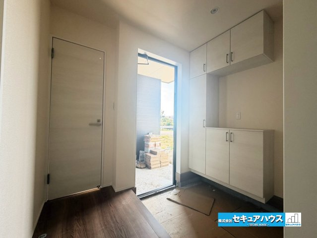 【今からご案内可能】東海市養父町八王子　全5棟の玄関|【玄関】
◆お家に出会う人々を迎える玄関だからこそ、広々清潔感あふれる空間にしたいものです。採光・通風にも配慮された設計で毎日明るい空間をキープします♪