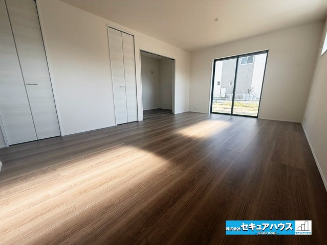 【今からご案内可能】東海市養父町八王子　全5棟の洋室|【LDK】
◆通学から帰宅し、リビングルームで会話を楽しむ子ども達。リビングから臨む景色は太陽色に染まり、解放感溢れゆったりとしたひと時を過ごすことが出来る素敵な空間です。