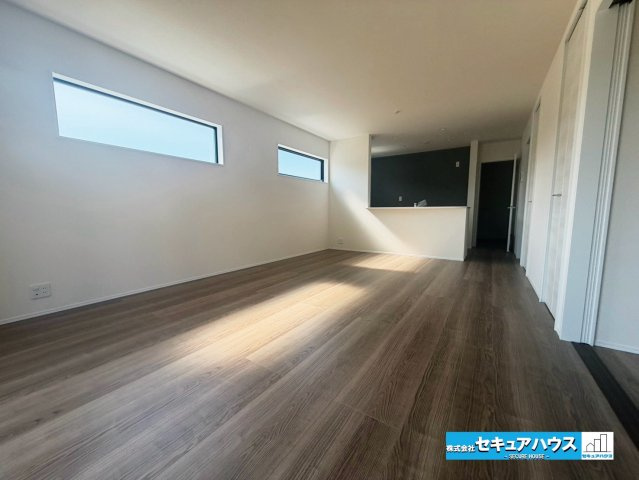 【今からご案内可能】東海市養父町八王子　全5棟の洋室|【LDK】
◆日当たりが良く温かい広々リビングは家族の団らんスペースになります。