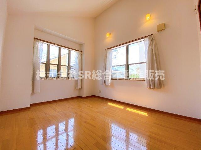 岩田町6丁目中古戸建の寝室|天井高の開放感のあるお部屋です！寝室にいかがでしょうか。WICあり♪