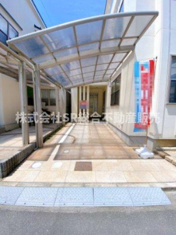 岩田町6丁目中古戸建の駐車場|お車をお持ちの方に必要な駐車場はカーポート付きで雨に濡れずに行き来できます！前道6ｍで駐車もしやすいです！