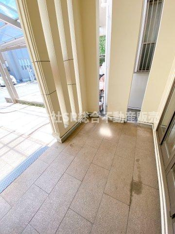 岩田町6丁目中古戸建の玄関|自転車・バイク置場、お子さまのプール遊び、BBQもできるスペースがあります♪