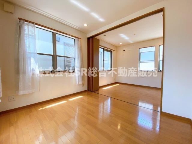 岩田町6丁目中古戸建の洋室|2Fの5.25帖の洋室は真ん中で仕切って2部屋にも、1部屋として広々と使うこともできます！