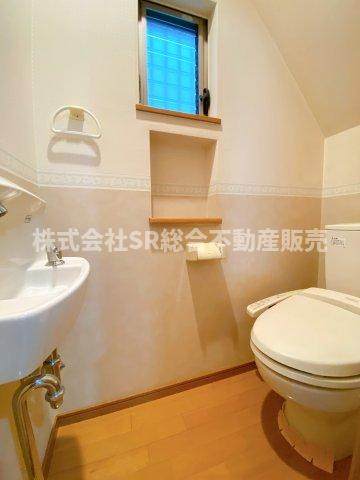 岩田町6丁目中古戸建のトイレ|1F・トイレ。手洗い場も別にあります。温水洗浄便座付きです♪