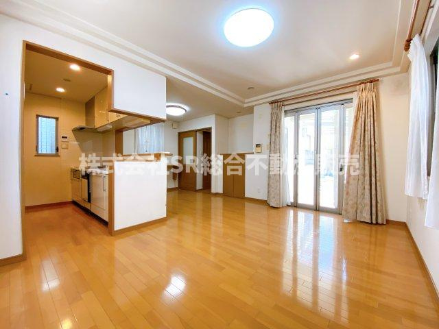 岩田町6丁目中古戸建の居間・リビング|ゆったりとしたリビングです