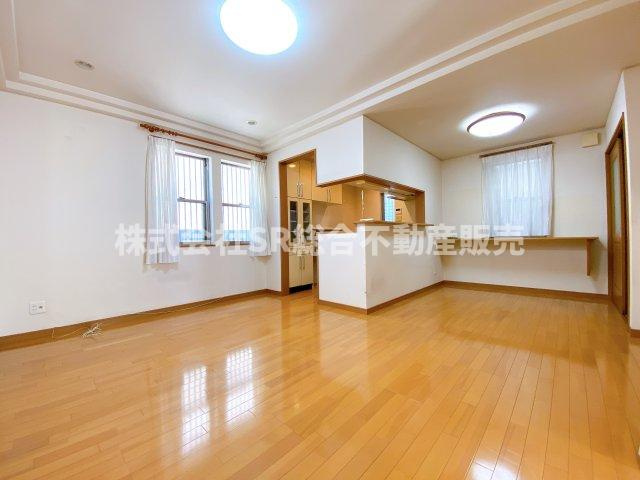 岩田町6丁目中古戸建の居間・リビング|リビングは広々16.25帖♪ご家族でゆったりお過ごしいただけ空間です！
