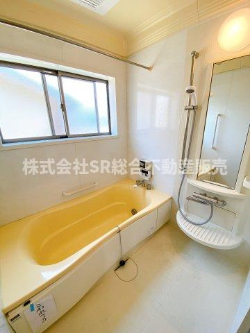 岩田町6丁目中古戸建の浴室|足を伸ばしてゆったりと浸かれる浴槽です♪