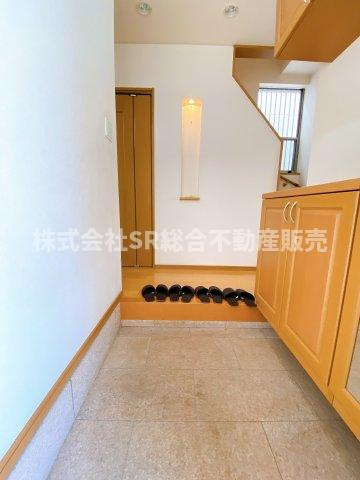岩田町6丁目中古戸建の玄関|玄関には姿見付のシューズボックスもございます！