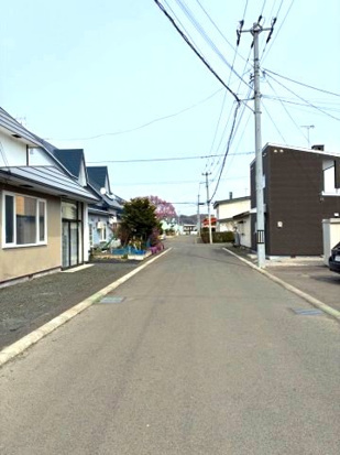 北見市広明町１９９番地２２　中古売家　の前面道路含む現地写真