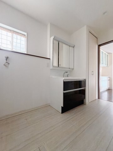 【中古戸建】伊勢崎市安堀町の居間・リビング|■洗面室｜洗濯機を置いてもゆとりある広さの洗面脱衣室です♪三面鏡の洗面化粧台なので身支度もしやすくおしゃれが好きな方にも嬉しい設計です♪窓があるので換気の際も楽ちんです♪