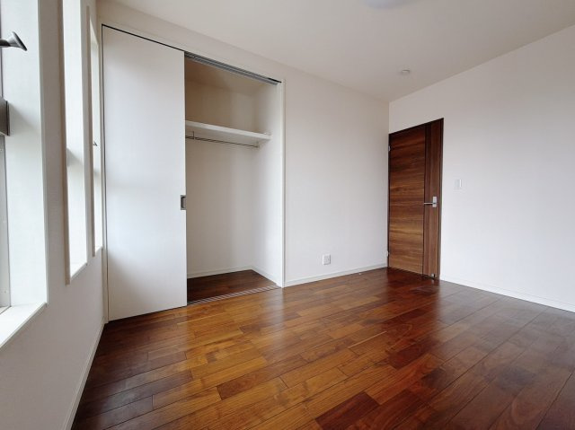 【中古戸建】伊勢崎市安堀町の洋室|■2階洋室｜お子様の一人部屋にピッタリな洋室。木のぬくもりを感じるフローリングは、天然木の味わいが時とともに深みを増していきます。また、傷にも強く、フリーワックスでお手入れもラクラクです